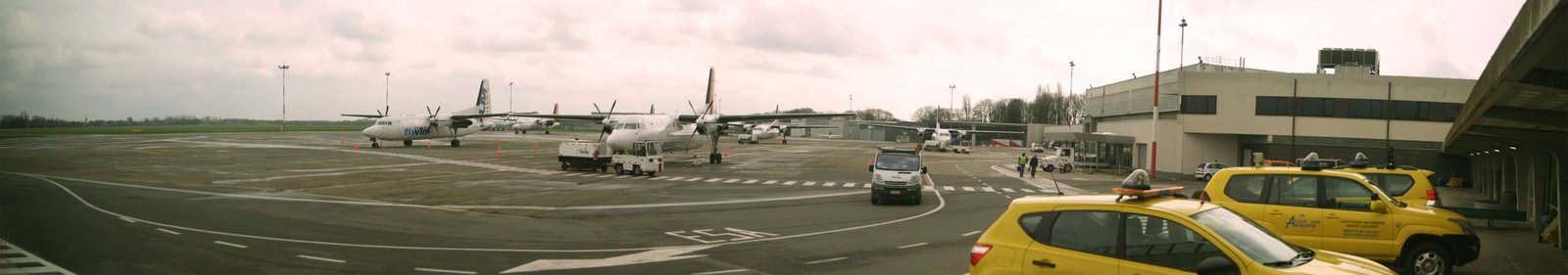 A panoramic photo of Deurne airport, actually Antwerp airport. Ghost was invited to brunch at the airport cafeteria and took the opportunity to take this photo through the window. It's a Saturday morning, and at the weekend there's virtually no activity at this small airport, which is why the tarmac is so quiet and deserted.