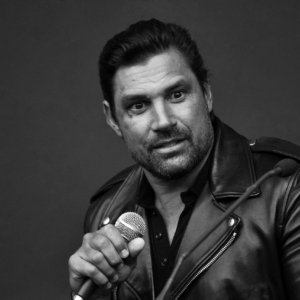 Manu Bennett is primarily known for portraying characters in epic fantasy works, such as Crixus in the TV series Spartacus, Allanon in The Shannara Chronicles, Slade Wilson / Deathstroke in Arrow, and Azog the Defiler in The Hobbit trilogy. Ghost photographed him at the Facts Convention Ghent (Spring edition) in 2018.