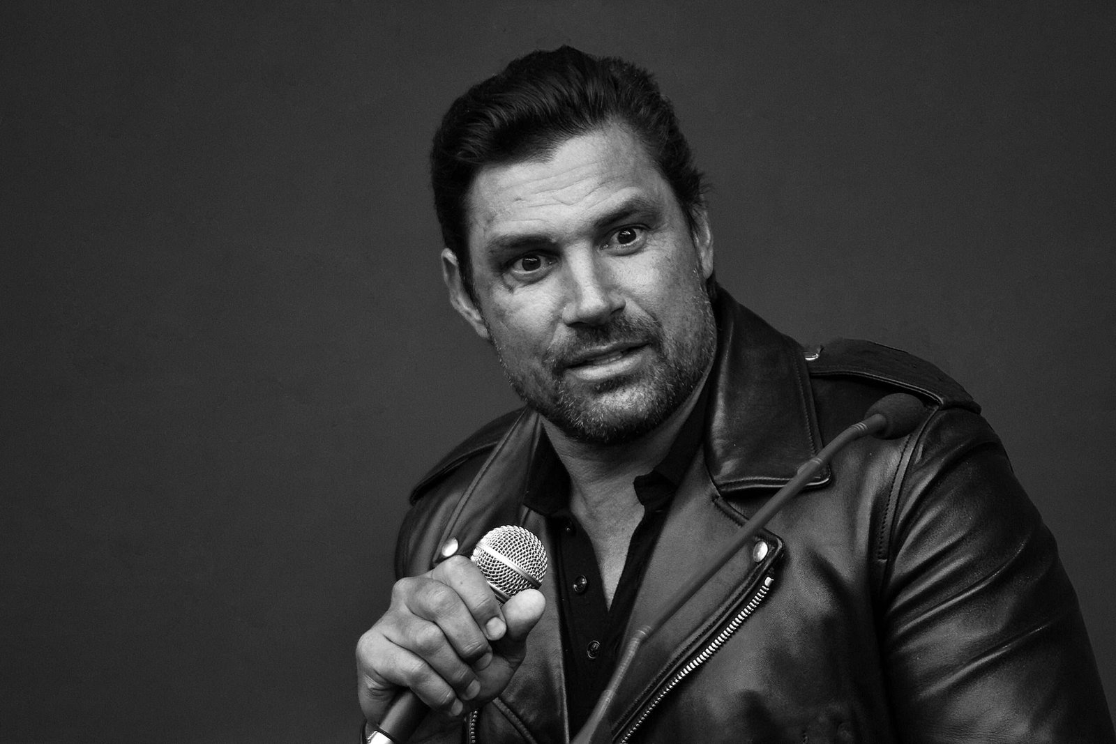 Manu Bennett is primarily known for portraying characters in epic fantasy works, such as Crixus in the TV series Spartacus, Allanon in The Shannara Chronicles, Slade Wilson / Deathstroke in Arrow, and Azog the Defiler in The Hobbit trilogy. Ghost photographed him at the Facts Convention Ghent (Spring edition) in 2018.