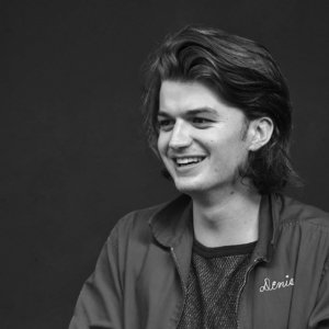Joe Keery is an American actor and musician. He is best known for playing Steve Harrington in the science fiction series Stranger Things and for his role in the comedy film Free Guy (2021). Ghost photographed him at the Facts Convention Ghent (Spring edition) in 2018.
