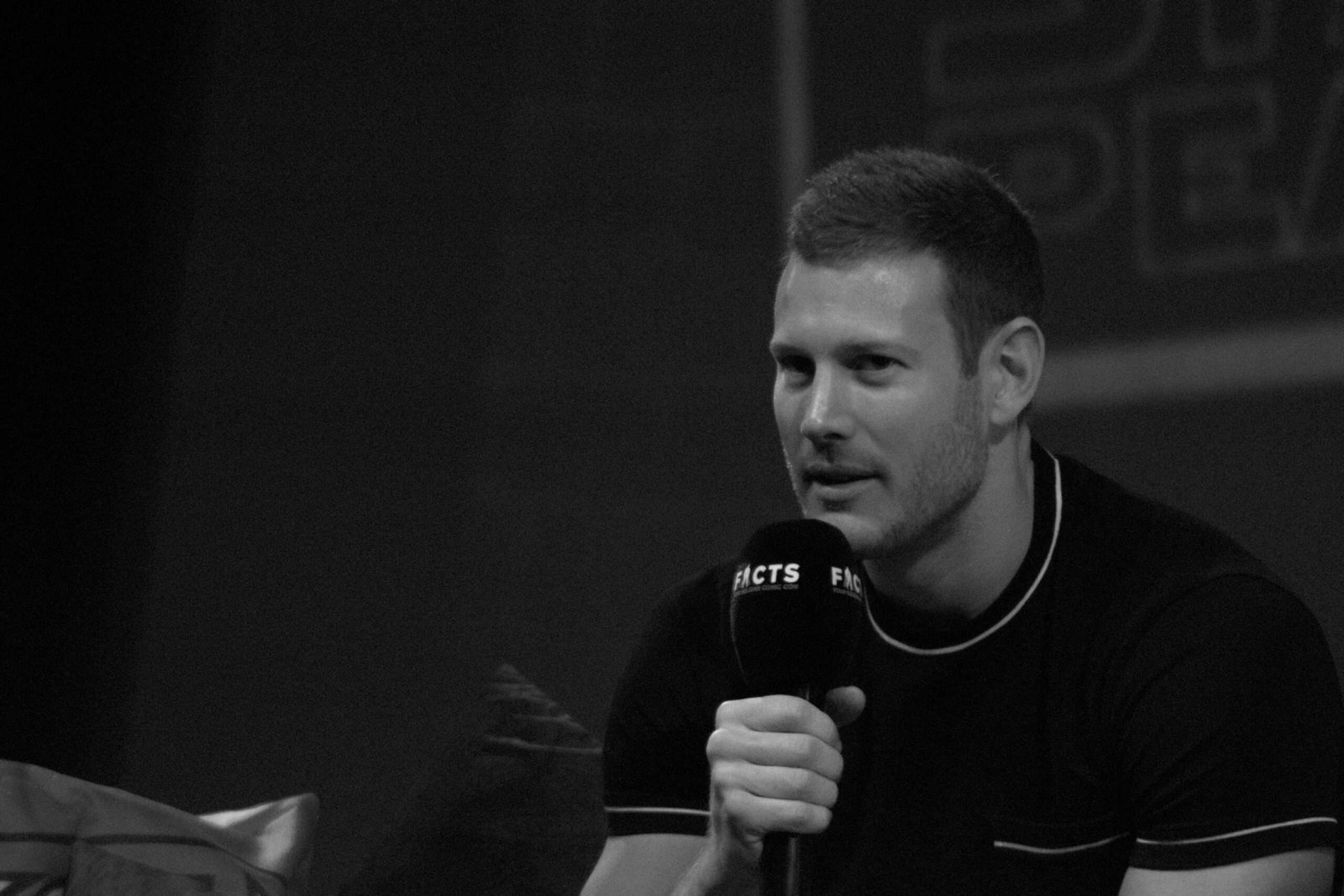 Tom Hopper is a British actor. He has appeared as Percival in Merlin, Billy Bones in Black Sails, Dickon Tarly in Game of Thrones, and Luther Hargreeves in The Umbrella Academy. Ghost photographed him at the Facts Convention Ghent (Spring edition) in 2019.